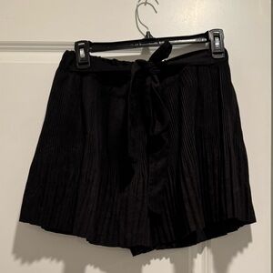 Pleated black shorts